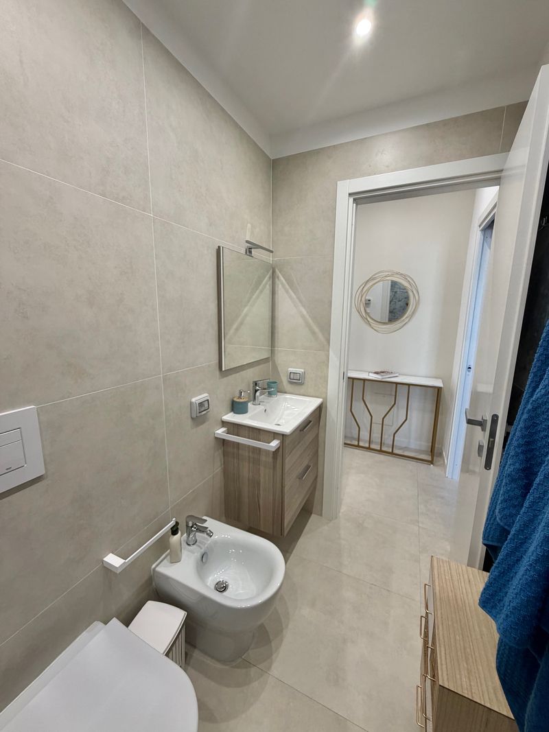 Bagno con lavabo, bidet e specchio, nuovo e luminoso