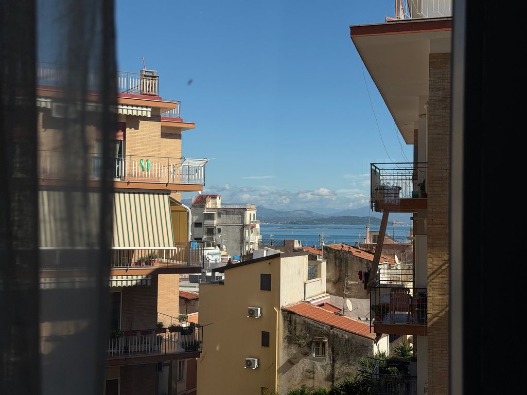 Il golfo di Gaeta visto tra i palazzi dalla finestra dell'appartamento
